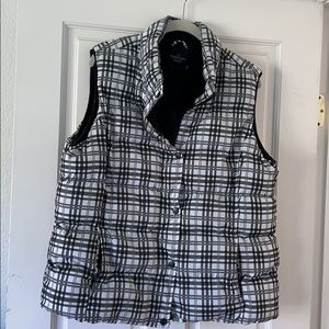 Fleece lined vest w/pockets, snaps and zipper